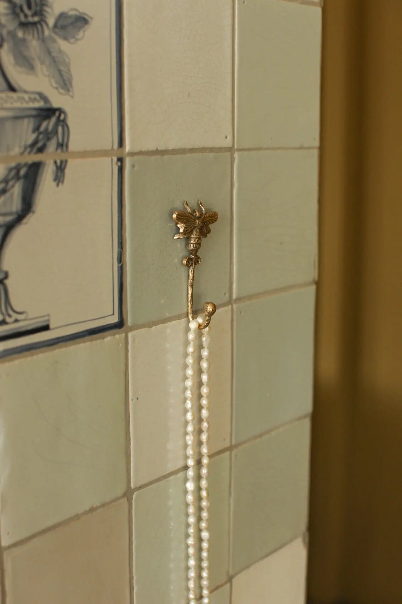 Queen Bee Hook